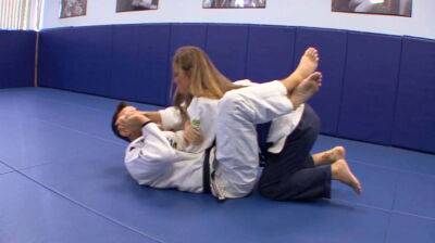 Verliebter Teenager geht mit Judolehrer fremd on badgirlnextdoor.com