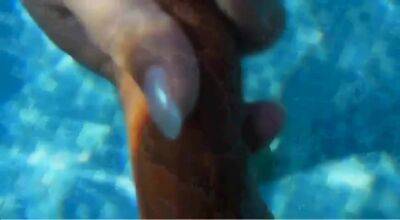 2 Huehner im Pool auf Mallorca on badgirlnextdoor.com