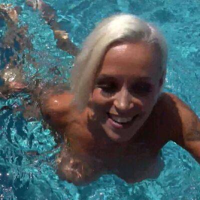 Notgeile Blonde Freundin besorgt es mir Outdoor am Pool - Germany on badgirlnextdoor.com